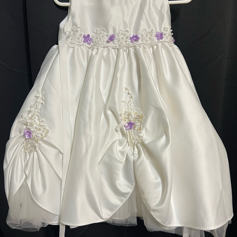 Elegant White Lace Baby Dress

christing gown 

Size 2 yers - Picture 6 of 9